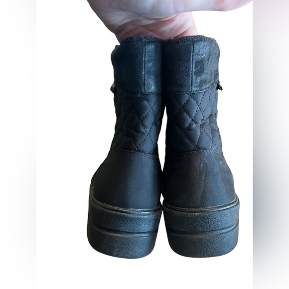 L.L. Bean black quilted gore-tex lined winter zip up boots - Picture 6 of 8
